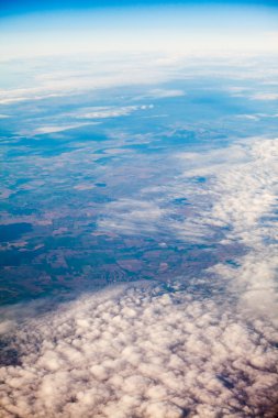 Güzel, dramatik bulutlar ve gökyüzü uçaktan görüntülendi