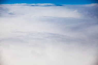 Güzel, dramatik bulutlar ve gökyüzü uçaktan görüntülendi