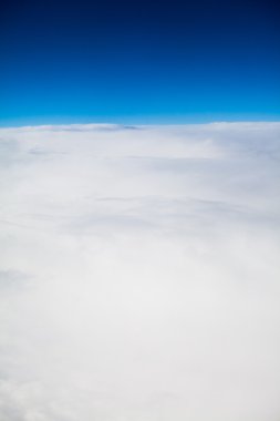 Güzel, dramatik bulutlar ve gökyüzü uçaktan görüntülendi