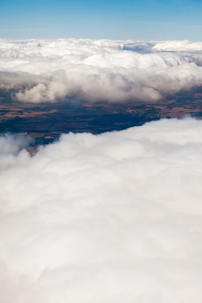 Schöne, dramatische Wolken und Himmel vom Flugzeug aus gesehen — Stockfoto