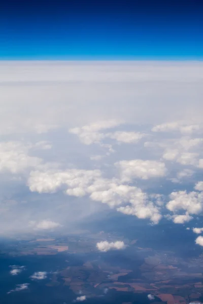 Schöne, dramatische Wolken und Himmel vom Flugzeug aus gesehen — Stockfoto