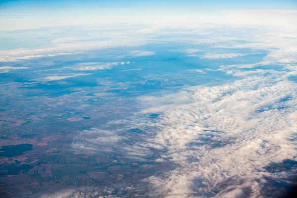 Schöne, dramatische Wolken und Himmel vom Flugzeug aus gesehen — Stockfoto