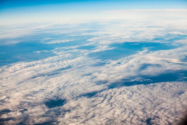 Piękne, dramatyczne chmury i niebo widziane z samolotu — Zdjęcie stockowe