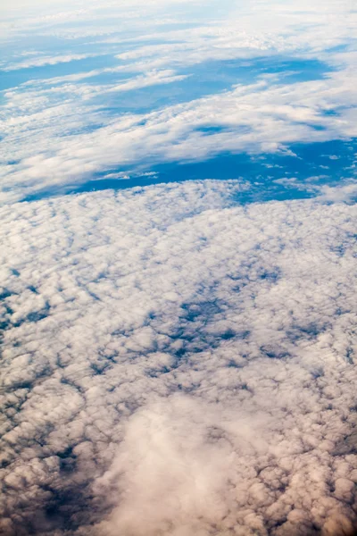 Lindas nuvens dramáticas e céu visto do avião — Fotografia de Stock