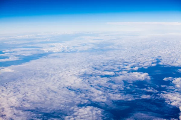 Lindas nuvens dramáticas e céu visto do avião — Fotografia de Stock