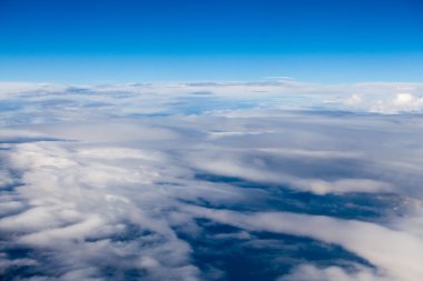 Güzel, dramatik bulutlar ve gökyüzü uçaktan görüntülendi