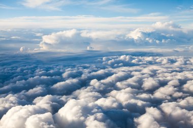 Güzel, dramatik bulutlar ve gökyüzü uçaktan görüntülendi