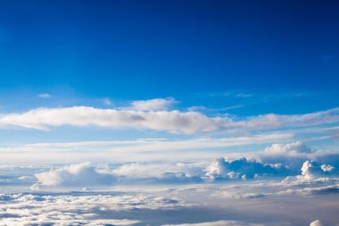 Güzel, dramatik bulutlar ve gökyüzü uçaktan görüntülendi