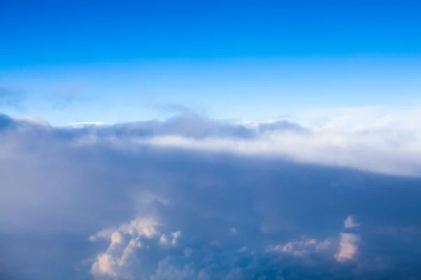 Lindas nuvens dramáticas e céu visto do avião — Fotografia de Stock