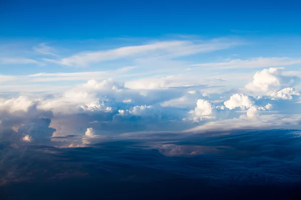 Beaux nuages dramatiques et ciel vu de l'avion — Photo
