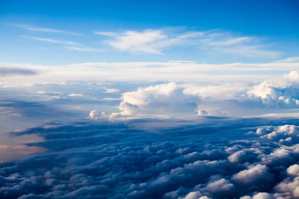 Lindas nuvens dramáticas e céu visto do avião — Fotografia de Stock