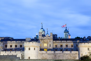 Londra gece Londra Kulesi bir şatoda