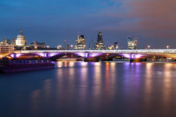 Noches en Londres desde los muelles — Foto de Stock