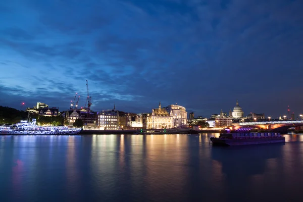 Лондон ночі з причалами — стокове фото