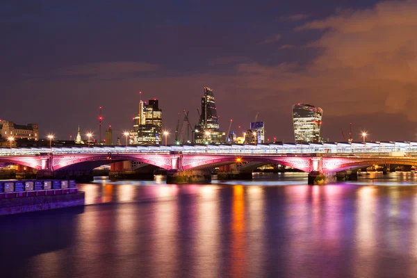 Noches en Londres desde los muelles con — Foto de Stock