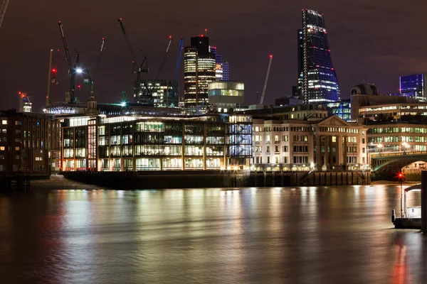 Noches en Londres desde los muelles con — Foto de Stock