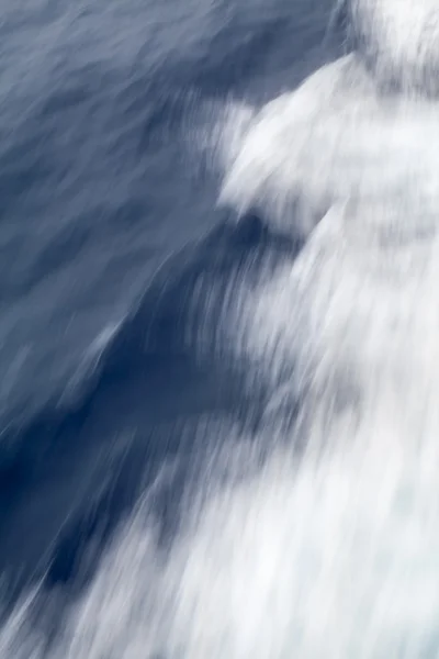 Hohe Auflösung, hohe Qualität, abstrakter, farbenfroher Hintergrund. Lange Belichtung auf den Wellen — Stockfoto