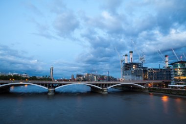 Battersea güç istasyonu, Londra, Chelsea köprü mavi saat sırasında görünümünden