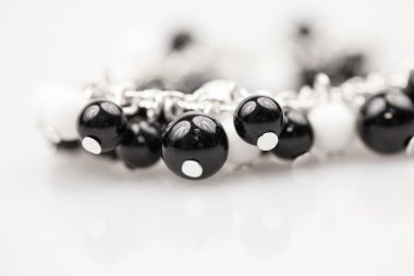 Renkli değerli taşlar ile gümüş mücevher