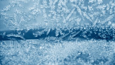 Küçük buz parçaları plastik yüzey, kış arka plan üzerinde