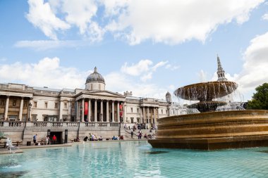 22. 07. 2015, Londra, İngiltere - kentsel peyzaj ve insanlar, Trafalgar kare görüntülemek