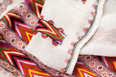 Romence geleneksel bluz - dokular ve geleneksel motiflerle, vintage dokular