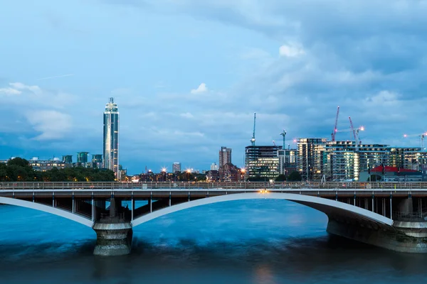 Londra all'alba. Vista dal ponte Chelsea — Foto Stock