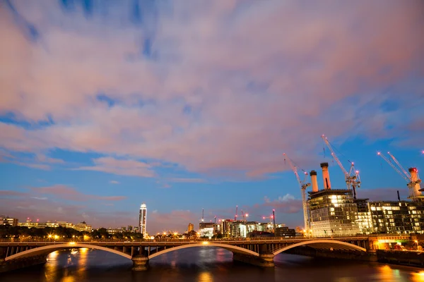 Ενέργειας Battersea, Λονδίνο, θέα από Chelsea Bridge κατά τη μπλε ώρα — Φωτογραφία Αρχείου