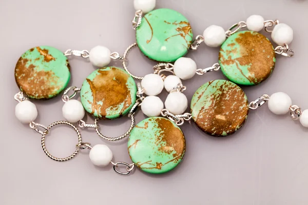 Stříbrné šperky s barevnými drahými kameny — Stock fotografie