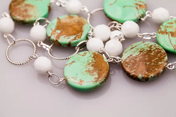 Stříbrné šperky s barevnými drahými kameny — Stock fotografie