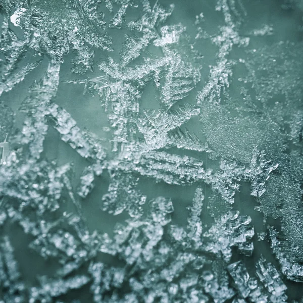 Winzige Eisstücke auf einer Kunststoffoberfläche, winterlicher Hintergrund — Stockfoto