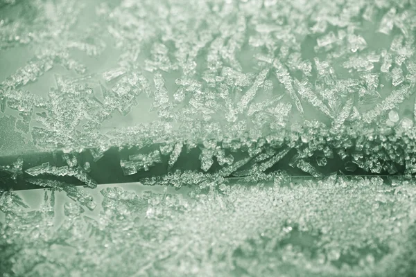 Winzige Eisstücke auf einer Kunststoffoberfläche, winterlicher Hintergrund — Stockfoto