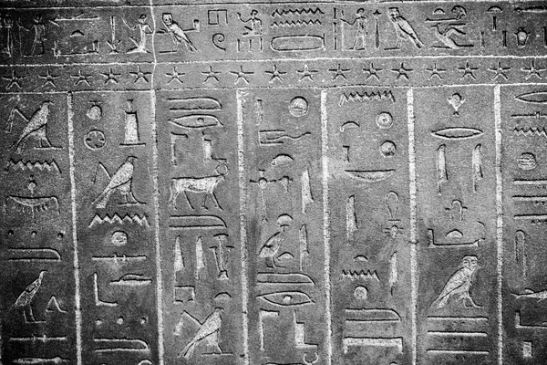 29. 07. 2015, Londýn, Velká Británie, Britské muzeum - hieroglyfy egyptské rakve — Stock fotografie