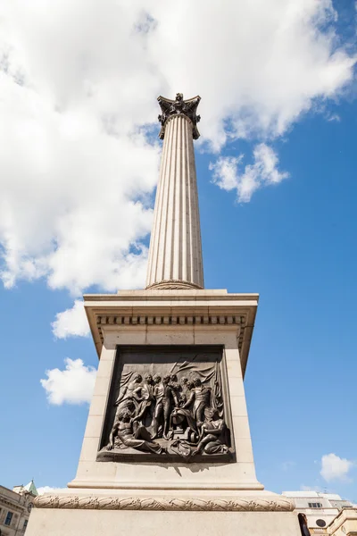 22. 07. 2015, LONDON, Reino Unido - Paisagem urbana e pessoas, vista da Trafalgar Square — Fotografia de Stock