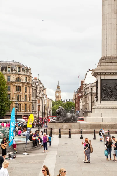 22. 07. 2015, London, Verenigd Koninkrijk - stedelijk landschap en mensen, uitzicht vanaf Trafalgar square — Stockfoto