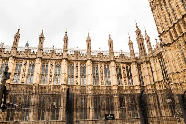 22. 07. 2015, London, İngiltere - Westminster Sarayı ve Big Ben kule — Stok fotoğraf
