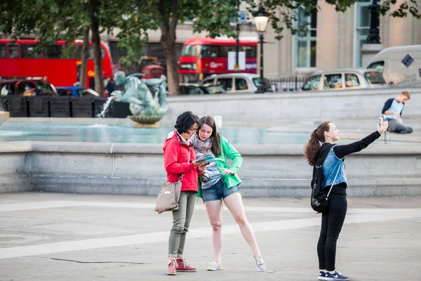 422. 07. 07 2015, ЛОНДОН, Великобритания - Городской пейзаж и люди, вид с Трафальгарской площади — стоковое фото