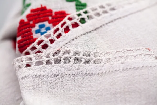 Blusa tradicional rumana - texturas y motivos tradicionales, vintage —  Fotos de Stock