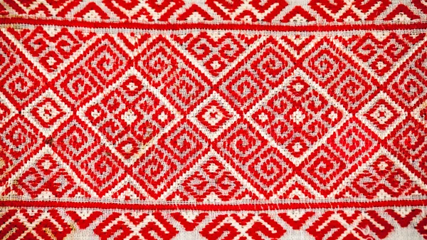 Romence geleneksel bluz - doku ve geleneksel motiflerle, vintage — Stok fotoğraf