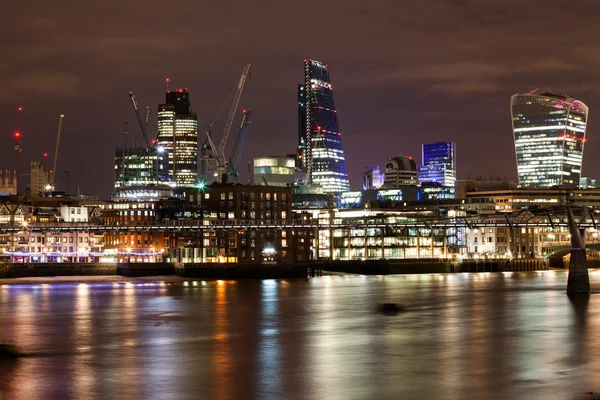 Noches en Londres desde los muelles con vista a Canary Wharf — Foto de Stock