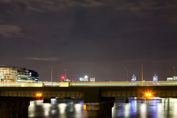 Noches en Londres desde los muelles con vista a Canary Wharf — Foto de Stock