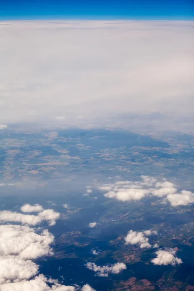 Hermosas y dramáticas nubes y el cielo visto desde el avión. Alta resolución y calidad — Foto de Stock