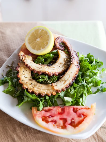 Grillad bläckfisk sallat lämnar med citron och tomat skiva — Stockfoto