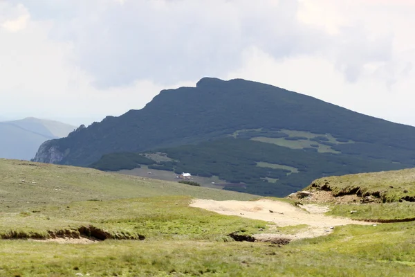 Paisaje de las montañas Bucegi, parte de los Cárpatos del Sur en Rumania —  Fotos de Stock