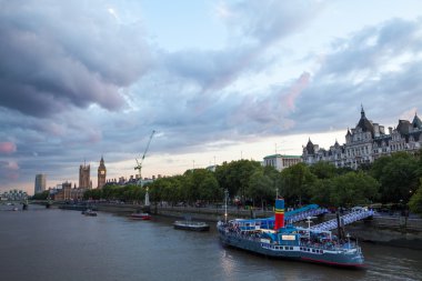 30. 07. Şafakta 2015, Londra, İngiltere, Londra. Golden Jubilee Köprüsü'nden görüntülemek
