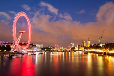 30. 07. Şafakta 2015, Londra, İngiltere, Londra. Golden Jubilee Köprüsü'nden görüntülemek