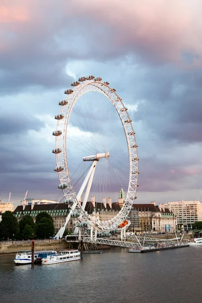 30. 07. 2015, LONDON , UK, London at dawn. View from Golden Jubilee bridge — Stock Photo, Image