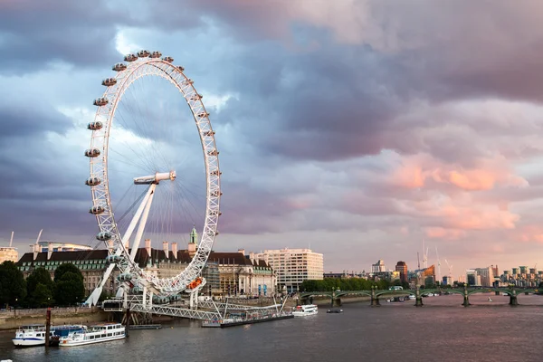 30. 07. 2015, London, Storbritannien, London i gryningen. Visa från Golden Jubilee bridge — Stockfoto