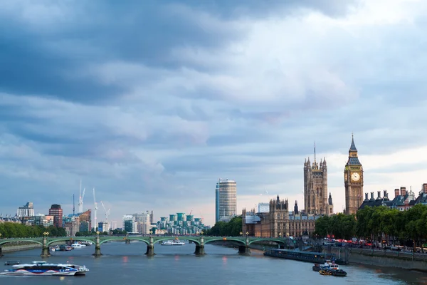 30. 07. 2015, LONDRES, Reino Unido, Londres al amanecer. Vista desde el puente Golden Jubilee —  Fotos de Stock