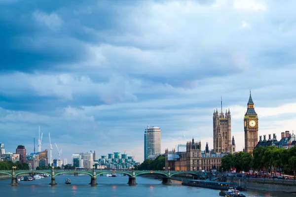 30. 07. 2015, LONDRES, Reino Unido, Londres al amanecer. Vista desde el puente Golden Jubilee —  Fotos de Stock